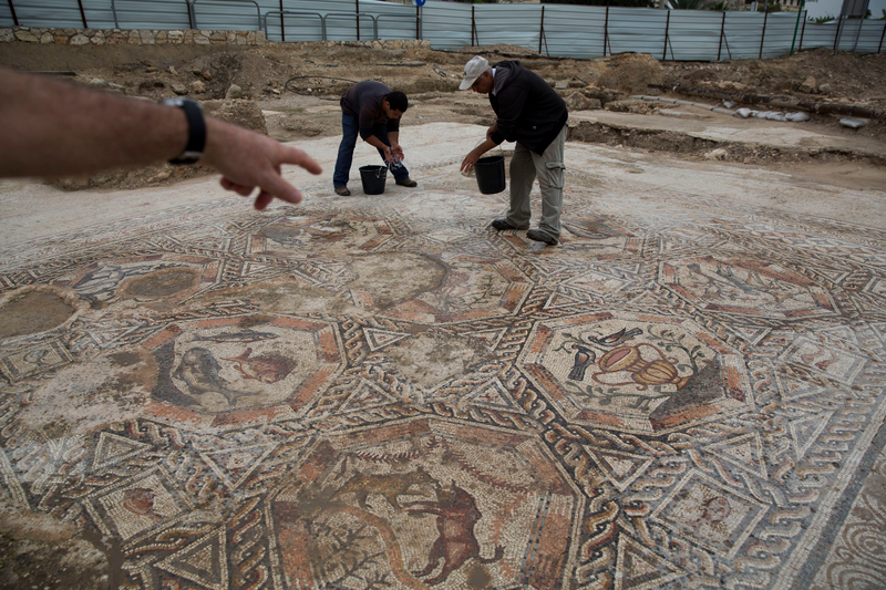 Illustration for article titled Descubren un mosaico de más de 1.700 años escondido debajo de las calles de Israel